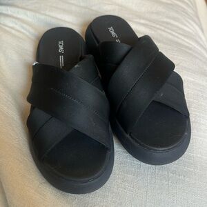 TOMS black criss cross slides